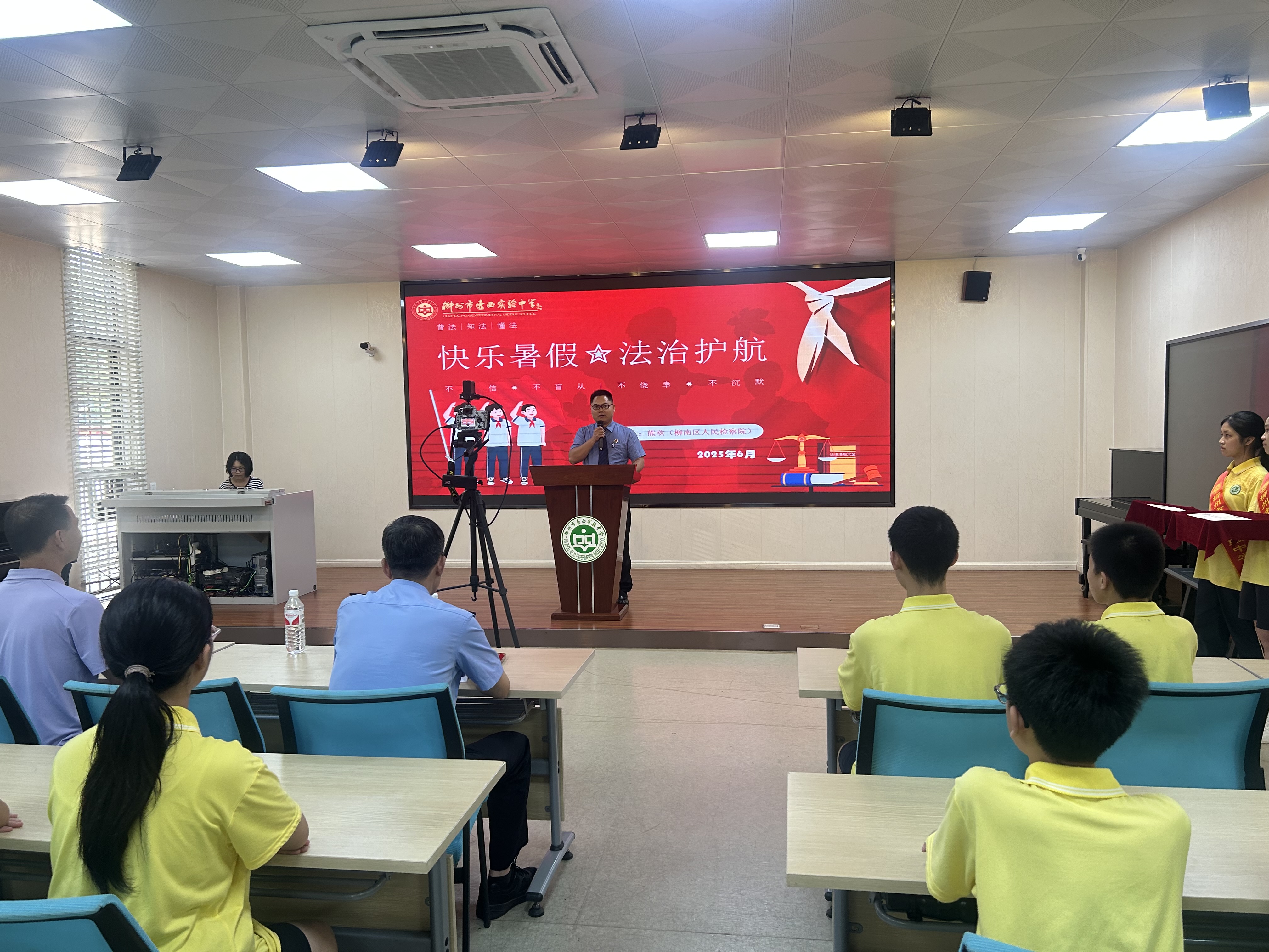 干警到柳州市壶西实验中学开展法治进校园活动.JPG