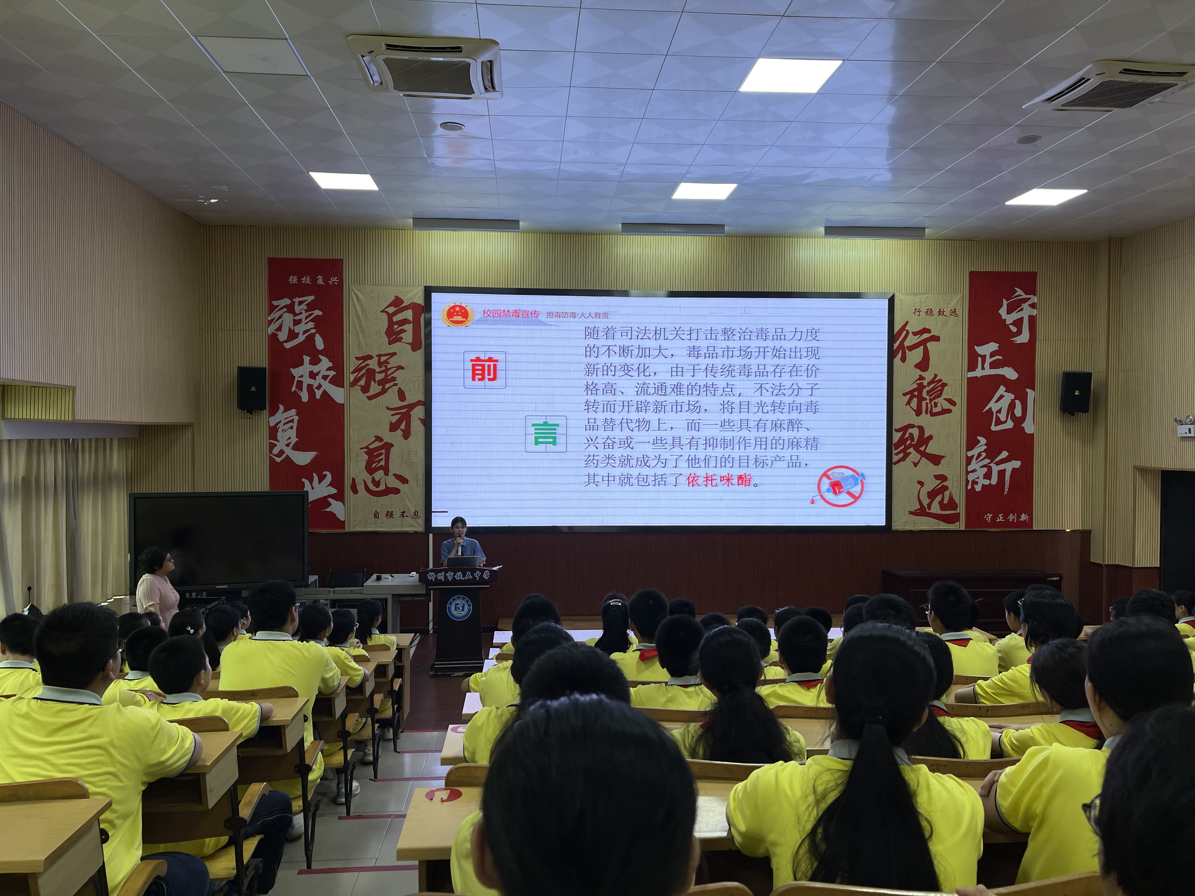 干警到柳州市铁五中学开展法治进校园活动.jpg