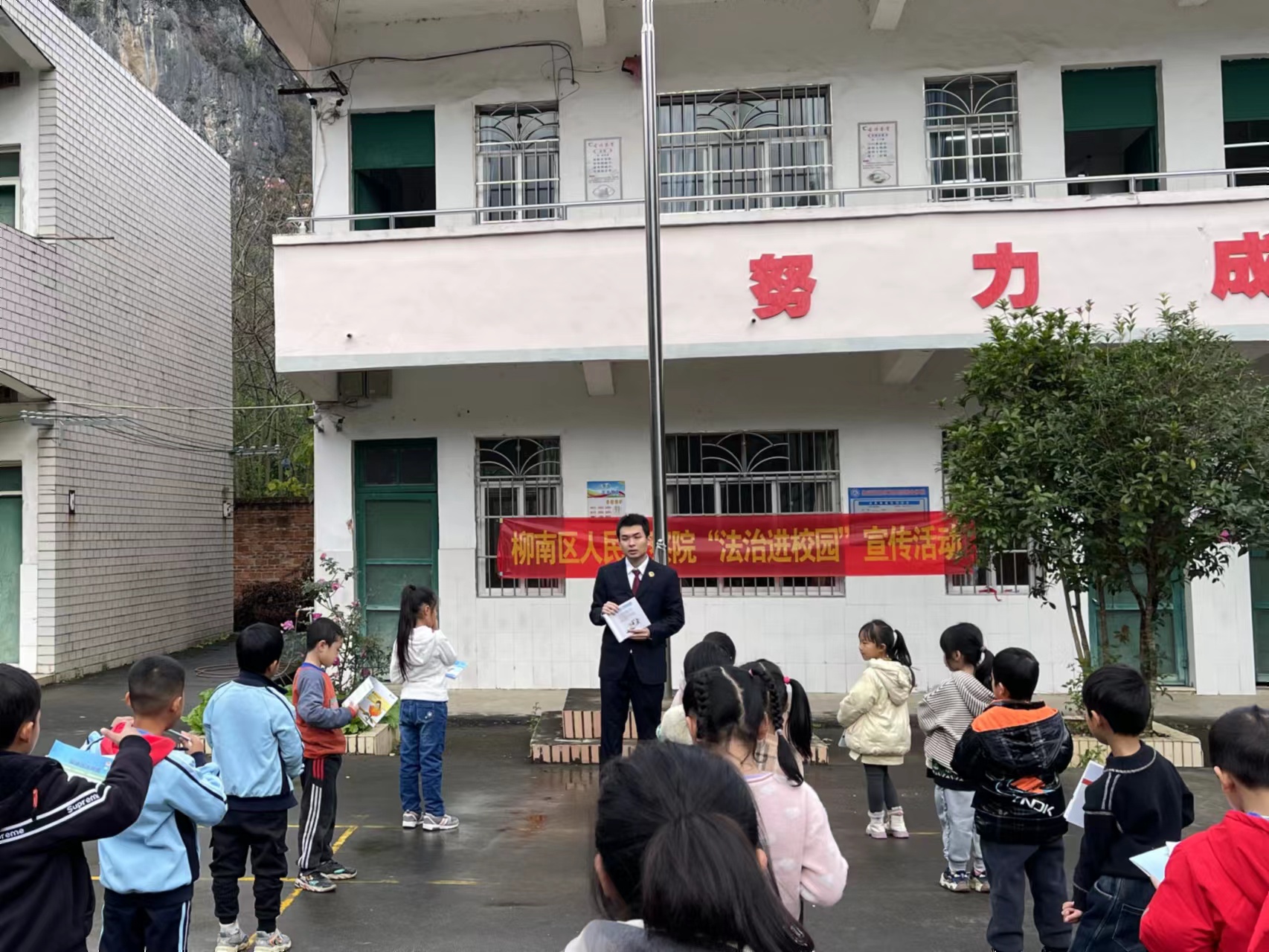 到学校上法治课.jpg